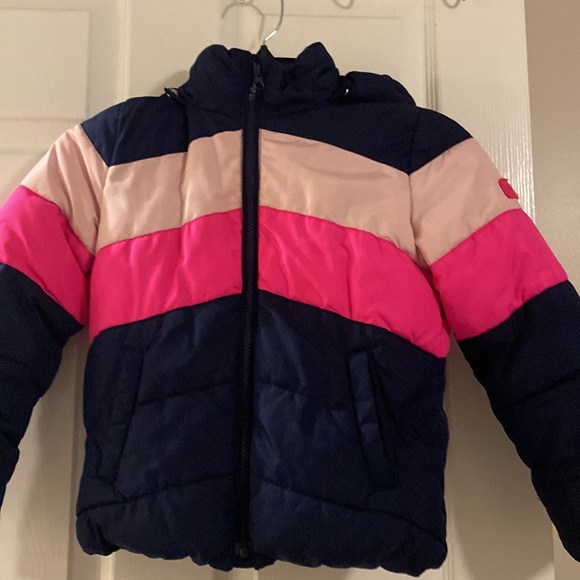 Gap kids puffer jacket with removable hood. Size S. Excellent condition. - Picture 2 of 3